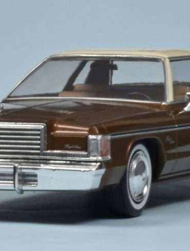 24WhiteBox Dodge Royal Monaco Coupe 1977 4