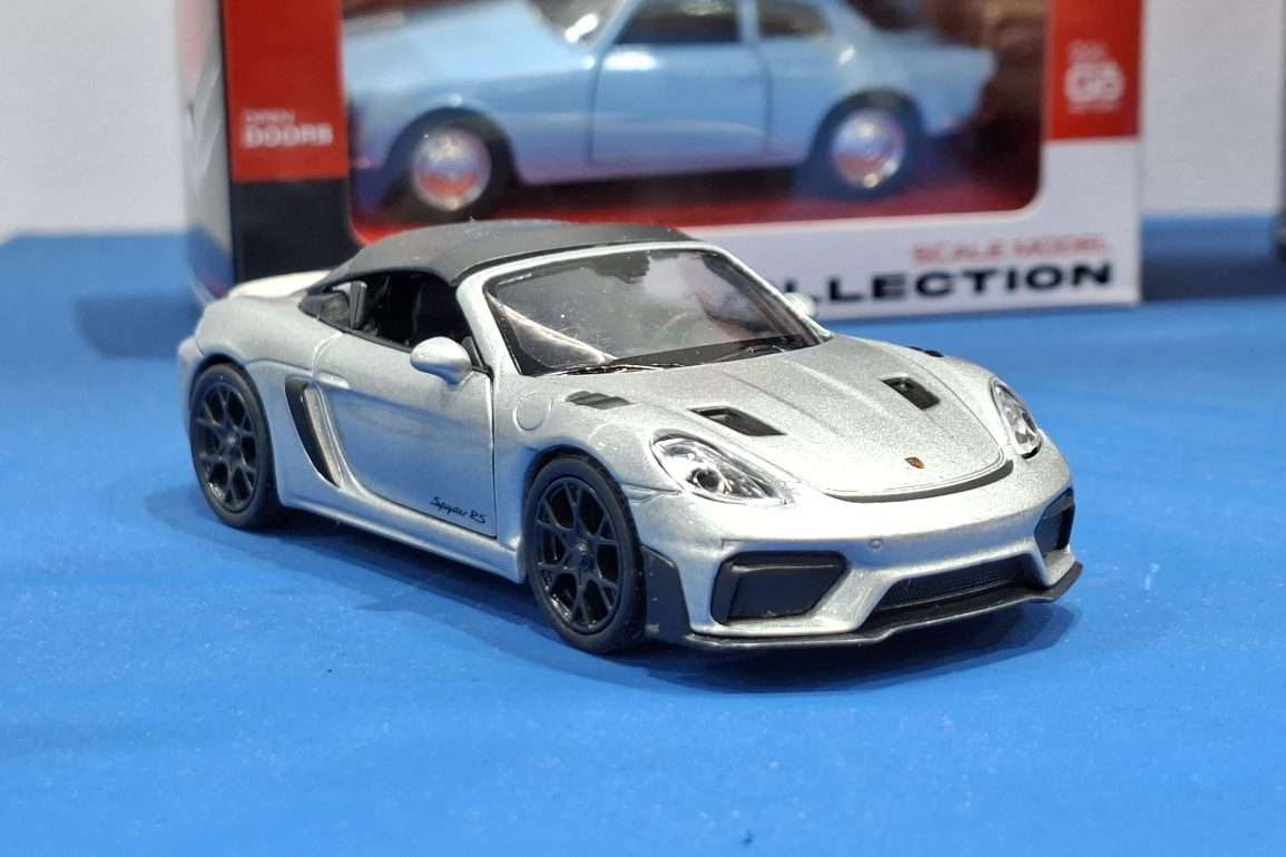 34 39Welly Porsche718SpyderRS SoftTop kleur