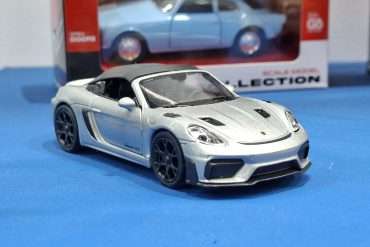 34 39Welly Porsche718SpyderRS SoftTop kleur