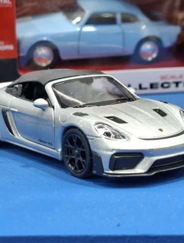 34 39Welly Porsche718SpyderRS SoftTop kleur