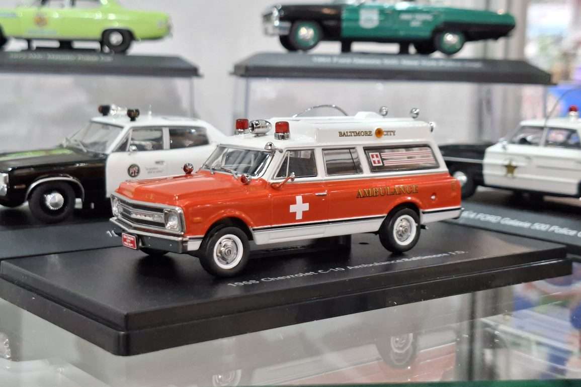 50IconicReplicas ChevroletC10 Ambulance 50 0550 (1)