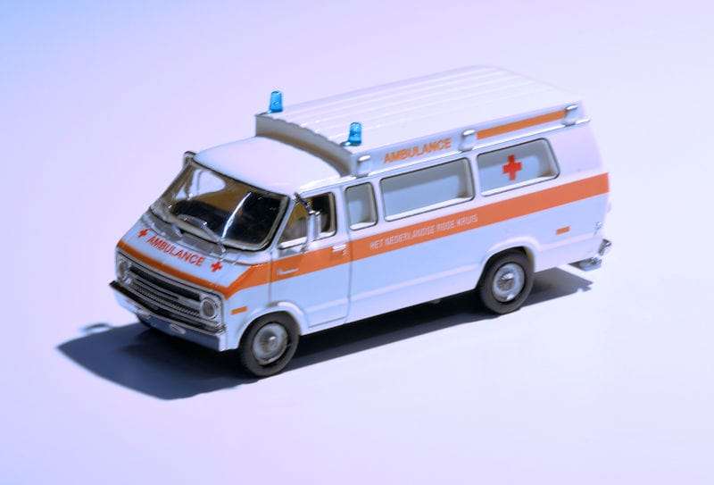 K AIM.Brekina 87.Dodge Ambulance