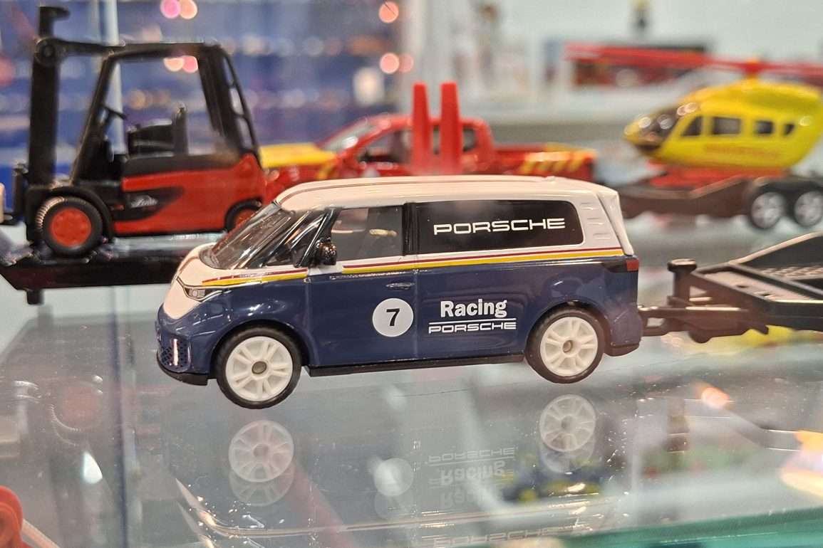 1;55 SIKU Volkswagen ID.Buzz & Porsche 911 GT3 RS 3