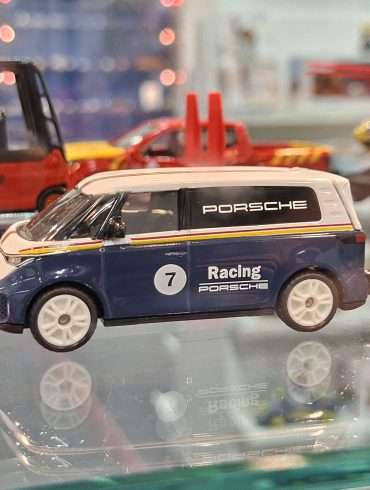 1;55 SIKU Volkswagen ID.Buzz & Porsche 911 GT3 RS 3