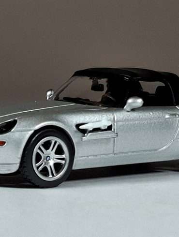 1;64 Mini GT BMW Z8 1