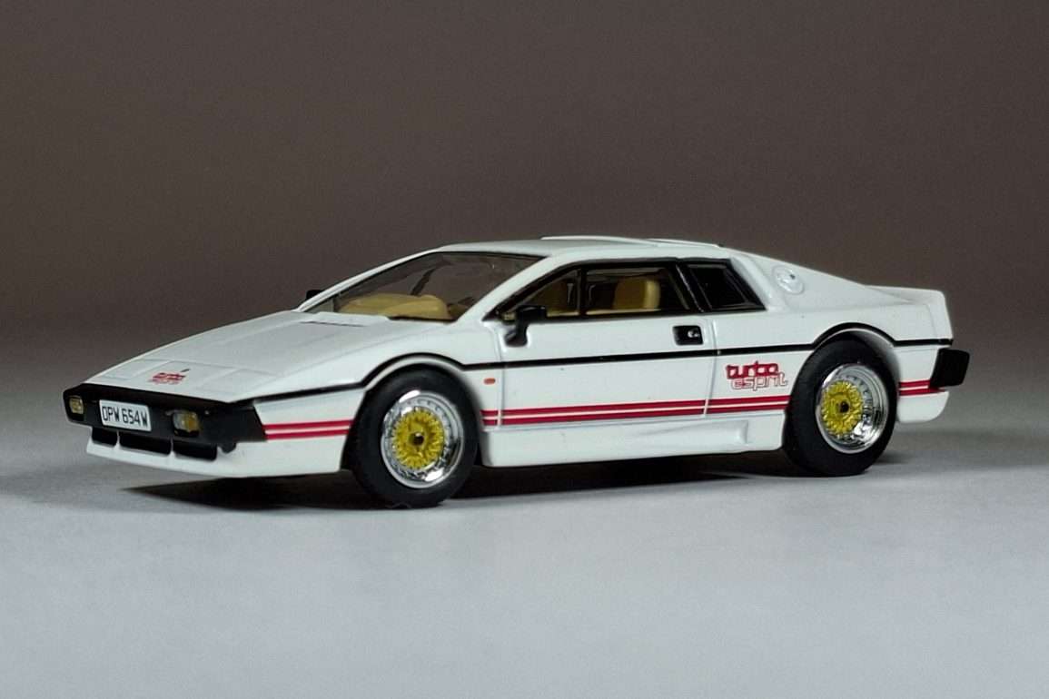1;64 Mini GT Lotus Esprit Turbo 1
