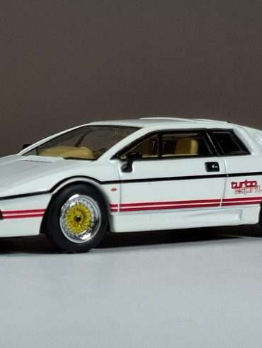 1;64 Mini GT Lotus Esprit Turbo 1