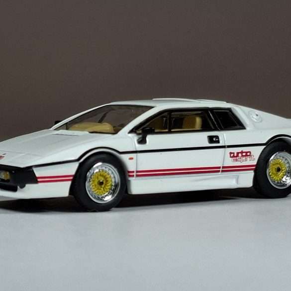 1;64 Mini GT Lotus Esprit Turbo 1