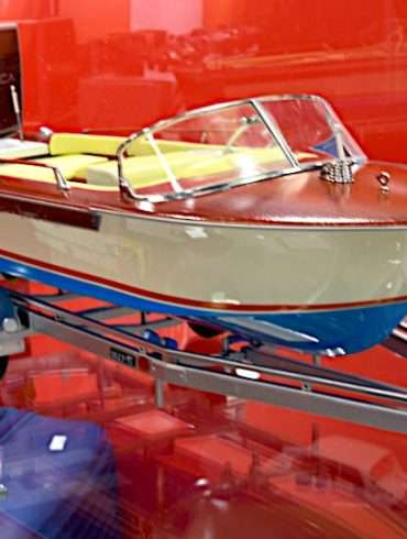 INT 118 Mitica Riva boot op trailer