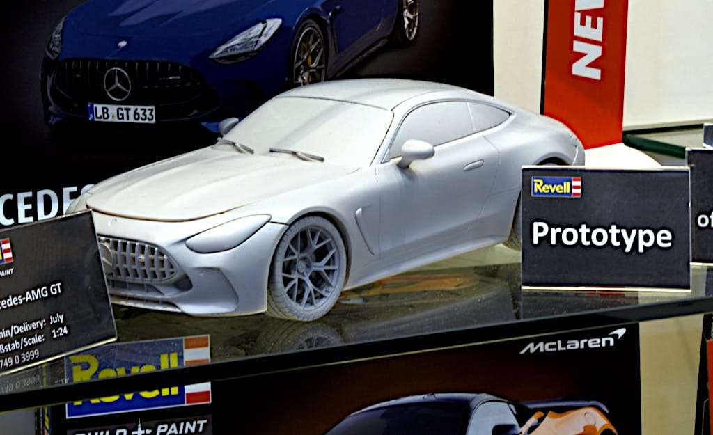 INT 124 Revell Mercedes AMG GT