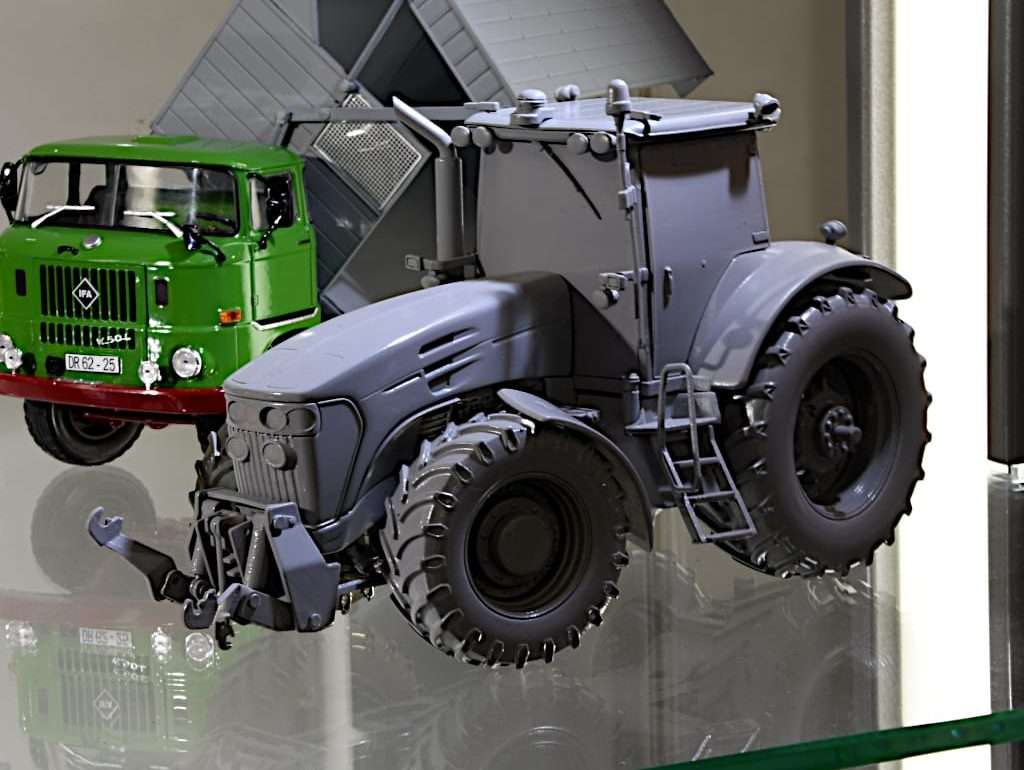 INT 132 Schuco John Deere