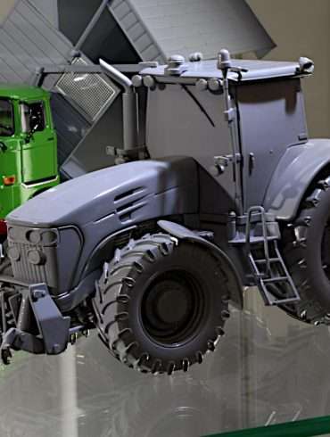 INT 132 Schuco John Deere