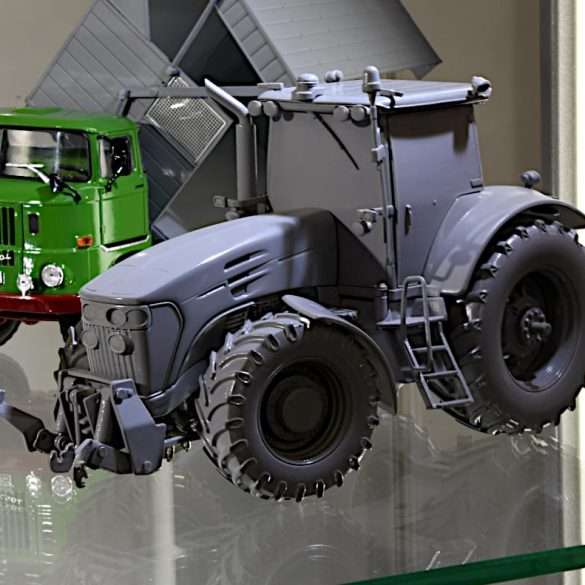 INT 132 Schuco John Deere