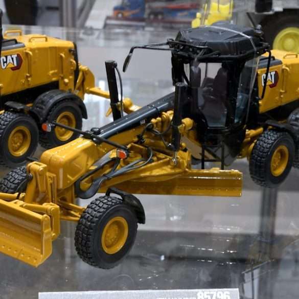 INT 150 Diecast Masters CAT 140 Motor Grader JOY