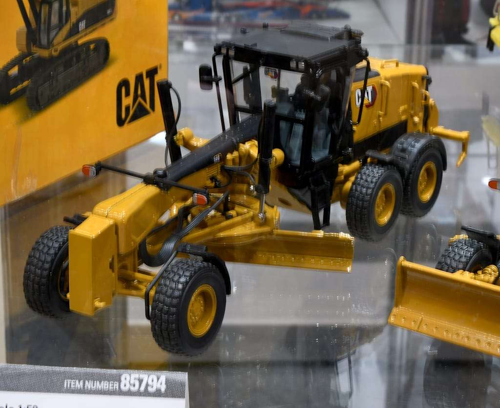 INT 150 Diecast Masters CAT 140 Motor Grader LVR