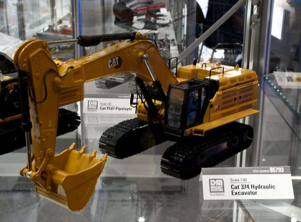 INT 150 Diecast Masters CAT 374