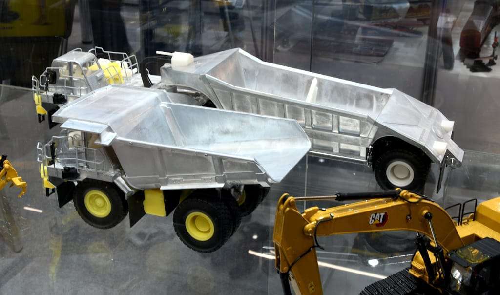 INT 150 Diecast Masters CAT 797 kipper en onderlosser