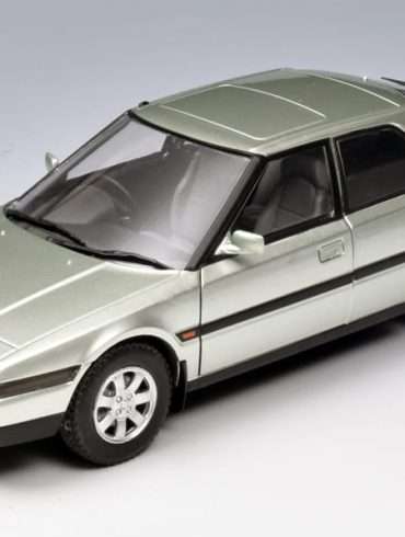 24WhiteB Mazda 323F 1989 3