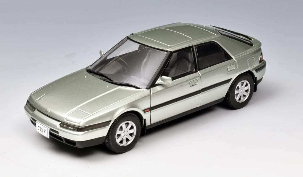 24WhiteB Mazda 323F 1989 3