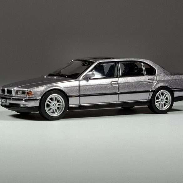 1;64 Mini GT BMW 750 iL 1