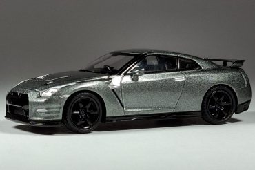 1;64 Mini GT Nissan GT R 1