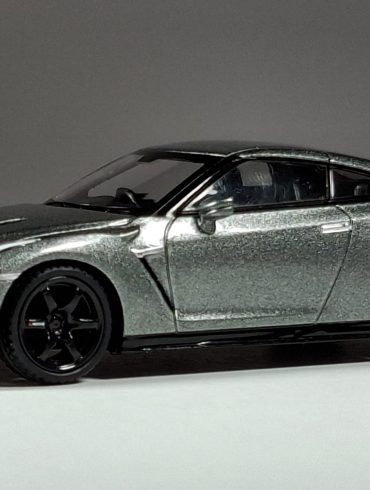 1;64 Mini GT Nissan GT R 1