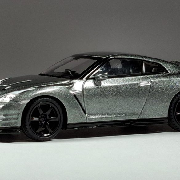 1;64 Mini GT Nissan GT R 1