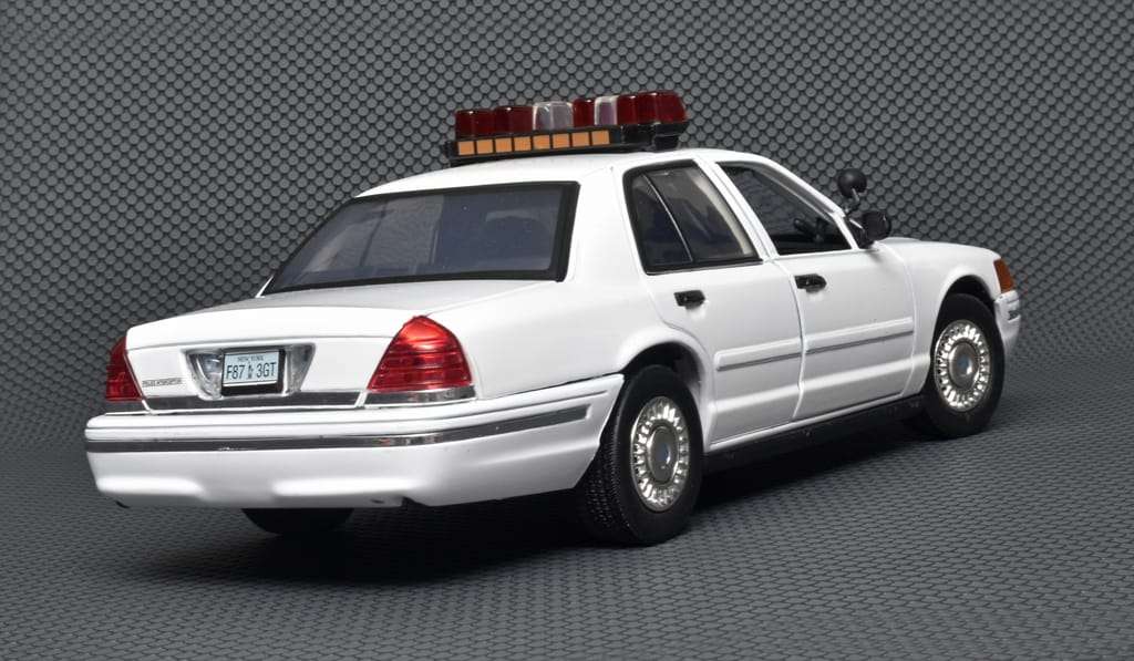 18MM Ford Crown Victoria Interceptor 2001 2 18MM Ford Crown Victoria Interceptor 2001 2