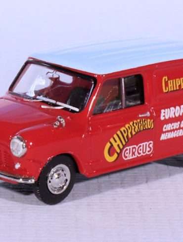 INT3 26.Brekina 87.Austin Mini Van Chipperfields(1)