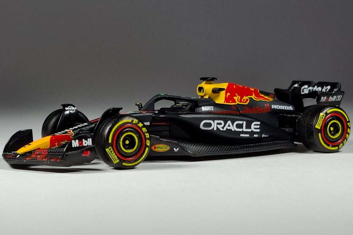 1;64 Bburago Red Bull Racing RB21 1