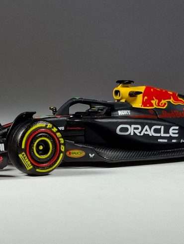1;64 Bburago Red Bull Racing RB21 1