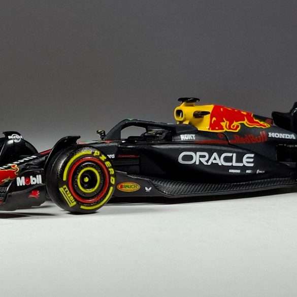1;64 Bburago Red Bull Racing RB21 1