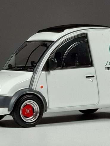 1;64 Tarmac Works Nissan S Cargo 1